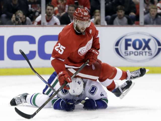 canucks_red_wings_hockey_231366118
